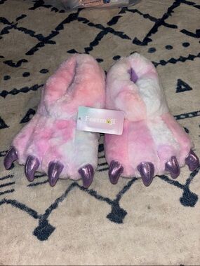 Feetmoji Claw Slippers! Girls Size L(2-3) New With Tags! Super Soft!